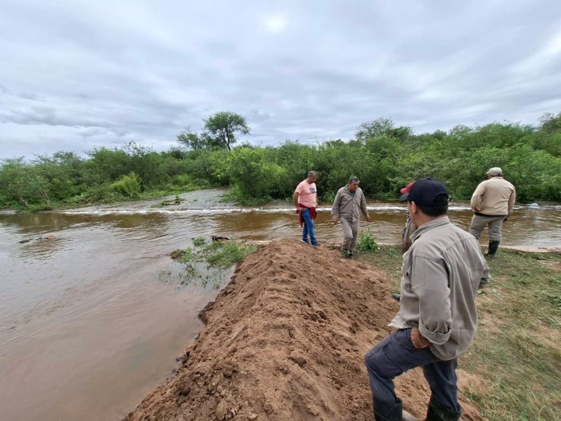 Intensifican los trabajos preventivos en Santos Lugares y zonas cercanas tras la crecida del río Salado