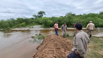 Intensifican los trabajos preventivos en Santos Lugares y zonas cercanas tras la crecida del río Salado