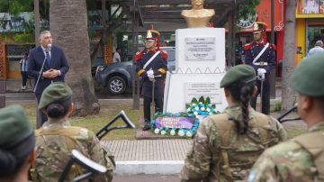 Rinden homenaje al granadero Ramón Saavedra con la inauguración de un busto en su honor