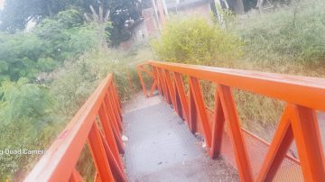 B° Huaico Hondo: los puentes quedaron bloqueados por la maleza y está “plagado” de mosquitos