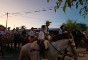 Postales de fe: el barrio Almirante Brown fue el escenario del Vía Crucis a caballo