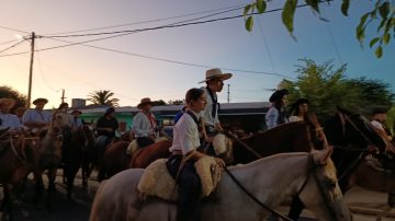 Postales de fe: el barrio Almirante Brown fue el escenario del Vía Crucis a caballo