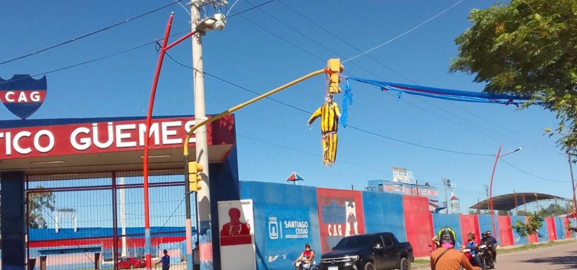 Antes del clásico santiagueño: un muñeco con la camiseta de Mitre colgado en la calle genera revuelo