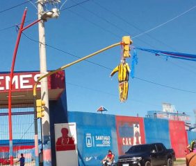 Antes del clásico santiagueño: un muñeco con la camiseta de Mitre colgado en la calle genera revuelo