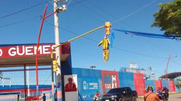 Antes del clásico santiagueño: un muñeco con la camiseta de Mitre colgado en la calle genera revuelo