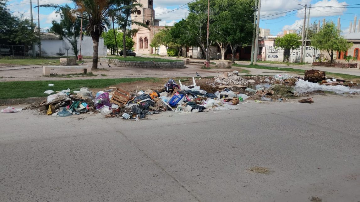 Basural a metros del centro: denuncian abandono en la plazoleta Paula Albarracín