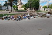 Basural a metros del centro: denuncian abandono en la plazoleta Paula Albarracín