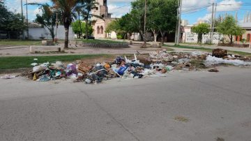 Basural a metros del centro: denuncian abandono en la plazoleta Paula Albarracín