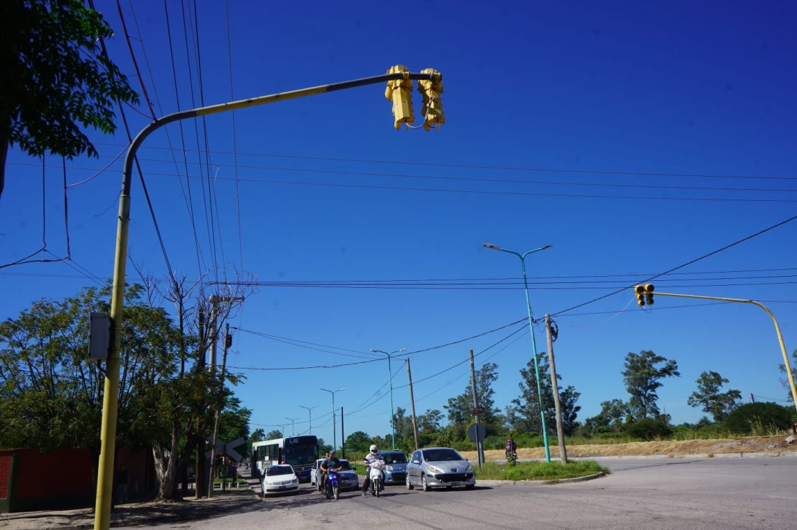 Solicitan colaboración de los vecinos tras nuevo hecho de vandalismo en el semáforo de Av. 25 de Mayo y calle 7