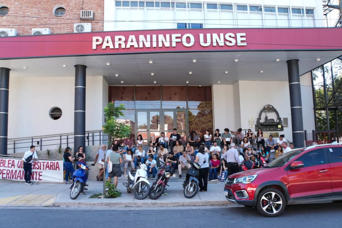 Docentes y estudiantes se movilizaron con una clase abierta en la UNSE