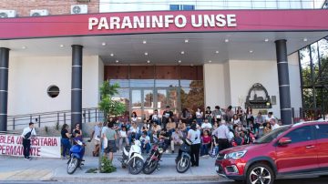 Docentes y estudiantes se movilizaron con una clase abierta en la UNSE