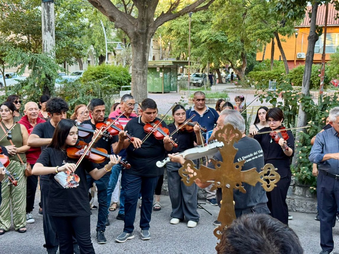 Postales de fe: emotivo Vía Crucis con violines
