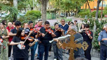 Postales de fe: emotivo Vía Crucis con violines
