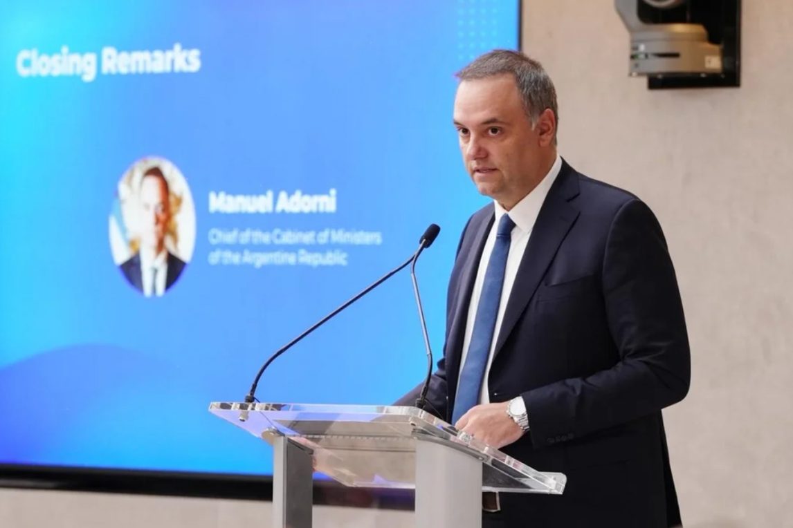 Adorni se disculpó por los viajes de su esposa en comitiva oficial: “La palabra no debió ser ‘deslomarse'”