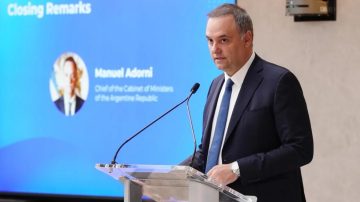 Adorni se disculpó por los viajes de su esposa en comitiva oficial: “La palabra no debió ser ‘deslomarse'”