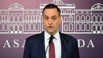 Diputada denunció a Adorni por una casa de lujo en un country “premium” que no habría sido declarada