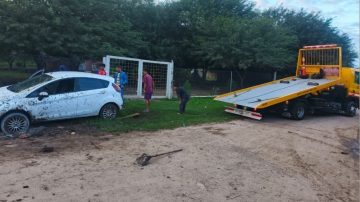 Aprovecharon que se le quedó el auto en el barro y le robaron la billetera