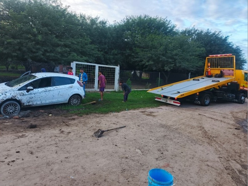 Aprovecharon que se le quedó el auto en el barro y le robaron la billetera