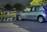 Tremendo palo: automovilista ebrio chocó contra el monolito del ingreso a Sumampa