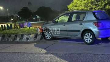 Tremendo palo: automovilista ebrio chocó contra el monolito del ingreso a Sumampa