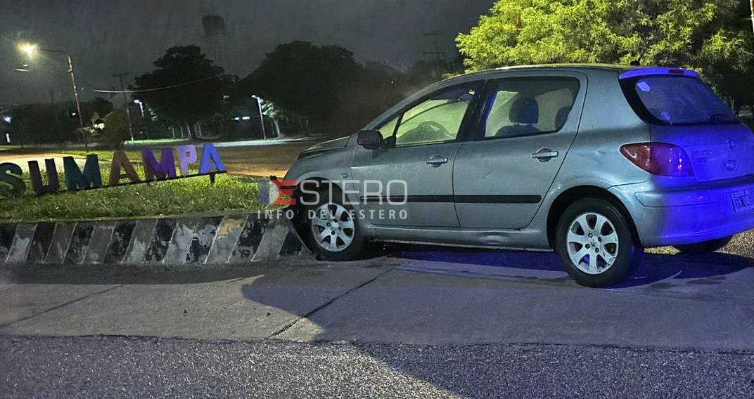 Tremendo palo: automovilista ebrio chocó contra el monolito del ingreso a Sumampa