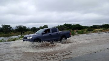 El agua llegó a la calle en la Costanera a la altura del barrio Los Flores y piden prudencia a conductores