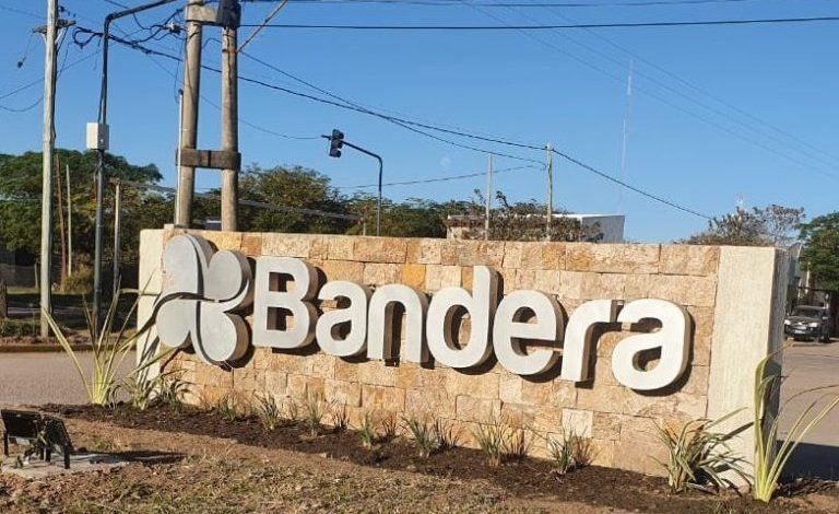 Hecho insólito en Bandera: robó una camioneta de Tránsito, chocó y huyó corriendo