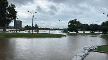 Calles cortadas por la crecida del río Dulce: cuáles son los desvíos y cómo es el tránsito entre Santiago y La Banda