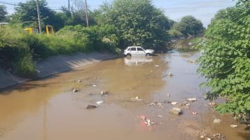 Insólito accidente: un auto terminó dentro del canal de Av. Libertador