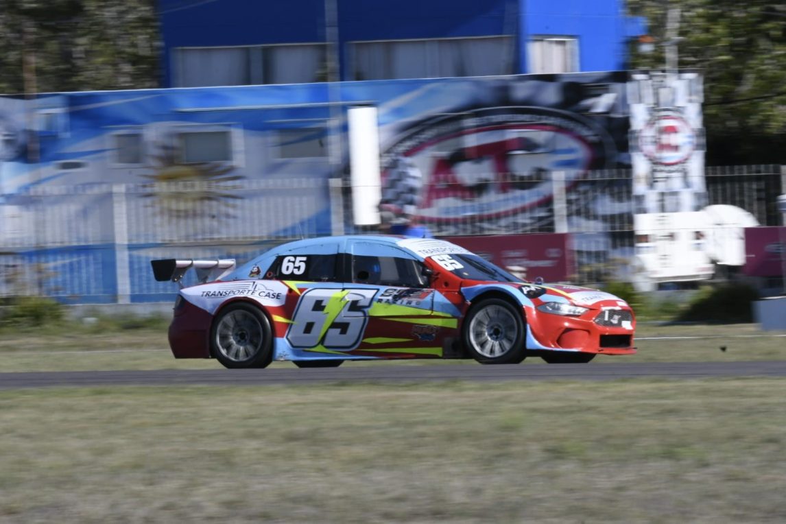 Casella peleó contra todo y rescató un gran cuarto puesto en el TC Junior