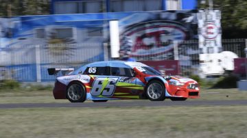 Casella peleó contra todo y rescató un gran cuarto puesto en el TC Junior