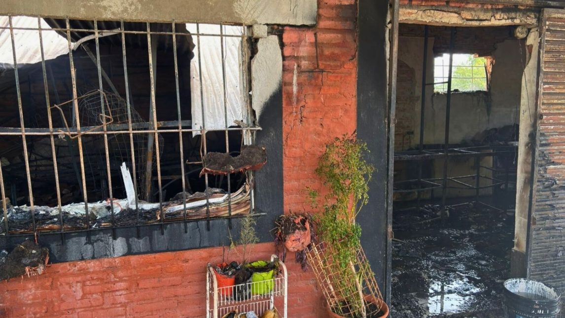 Un incendio destruyó por completo un corralón en Caspi Corral