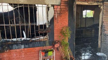 Un incendio destruyó por completo un corralón en Caspi Corral