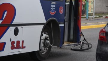 Secuencia de terror: abrió de repente la puerta del auto, un ciclista chocó con ella y casi lo mata con colectivo