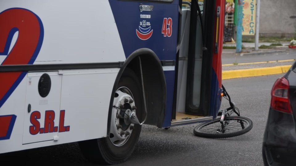 Secuencia de terror: abrió de repente la puerta del auto, un ciclista chocó con ella y casi lo mata con colectivo