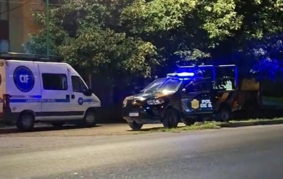 Horror en Santa Lucía: asesinaron a tiros a un joven que vendía pan y prendieron fuego una garita policial