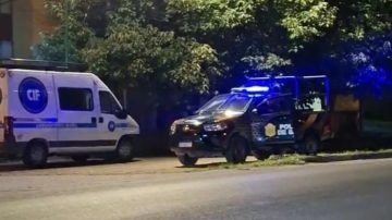 Horror en Santa Lucía: asesinaron a tiros a un joven que vendía pan y prendieron fuego una garita policial