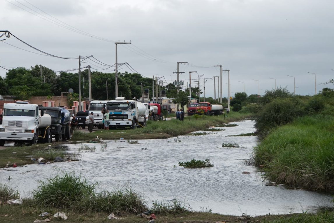 Vecinos del barrio Reconquista permanecen en vigilia preventiva ante la crecida del canal