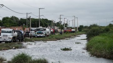 Vecinos del barrio Reconquista permanecen en vigilia preventiva ante la crecida del canal