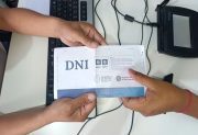 Advierten por demoras en entregas de DNI y pasaportes debido a fallas en el RENAPER