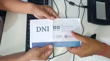 Advierten por demoras en entregas de DNI y pasaportes debido a fallas en el RENAPER
