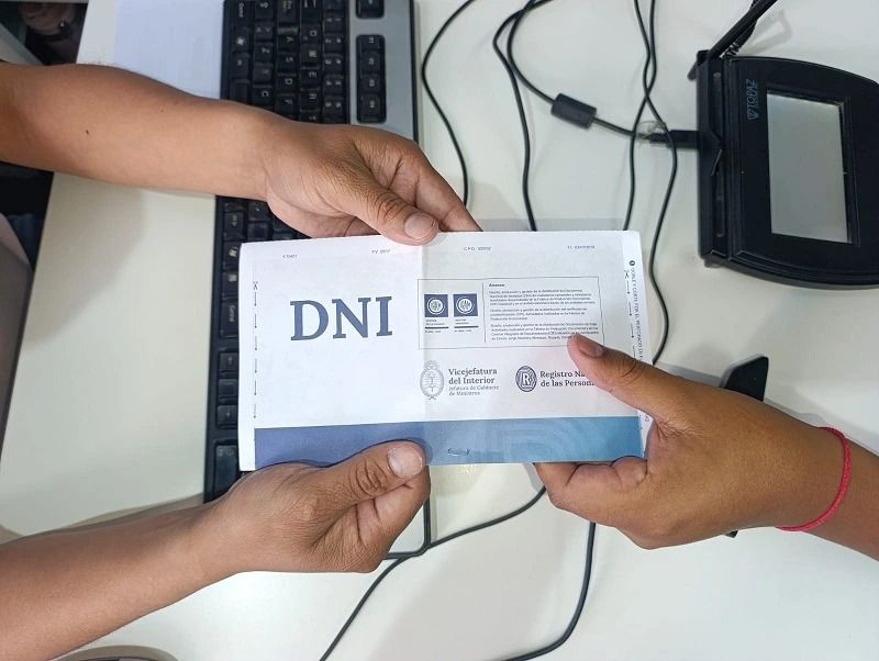 Advierten por demoras en entregas de DNI y pasaportes debido a fallas en el RENAPER