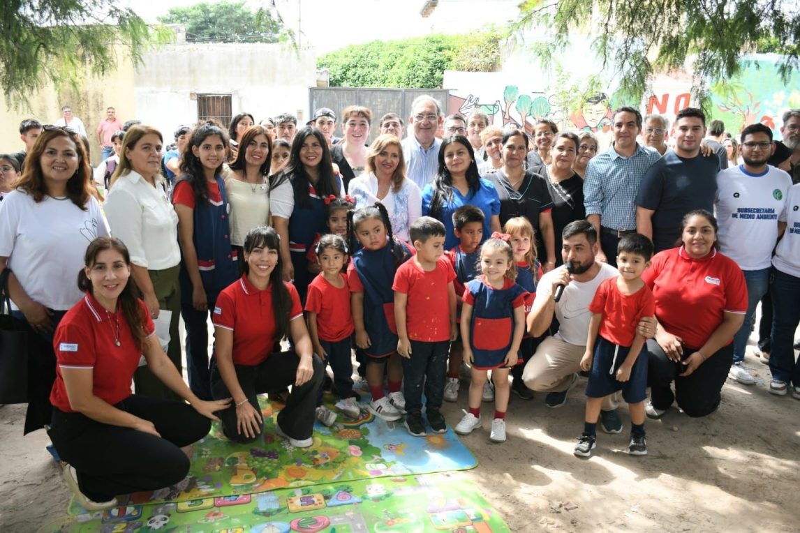 La intendente Fuentes encabezó la jornada de “Eco Acción” en el barrio 8 de Abril junto a estudiantes y vecinos
