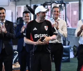 Coudet puso primera en River y dejó un aviso al plantel: “No miro edad ni nombre”