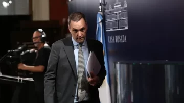 El piloto del vuelo privado de Adorni solicitó declarar ante la justicia