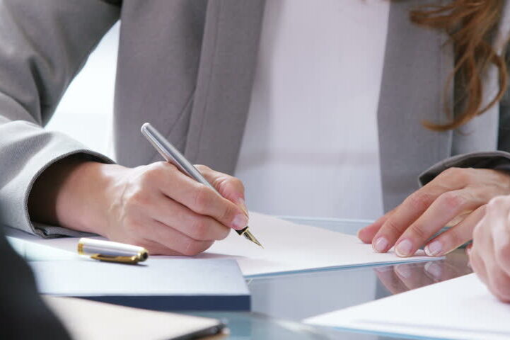 Les preguntó si sabían lo que firmaban y los salvo de que un cordobés los estafara