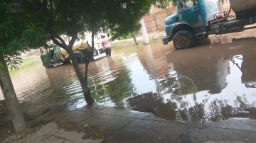 Crecida del río Dulce: evacúan preventivamente familias de barrios afectados y refuerzan operativos en zonas ribereñas