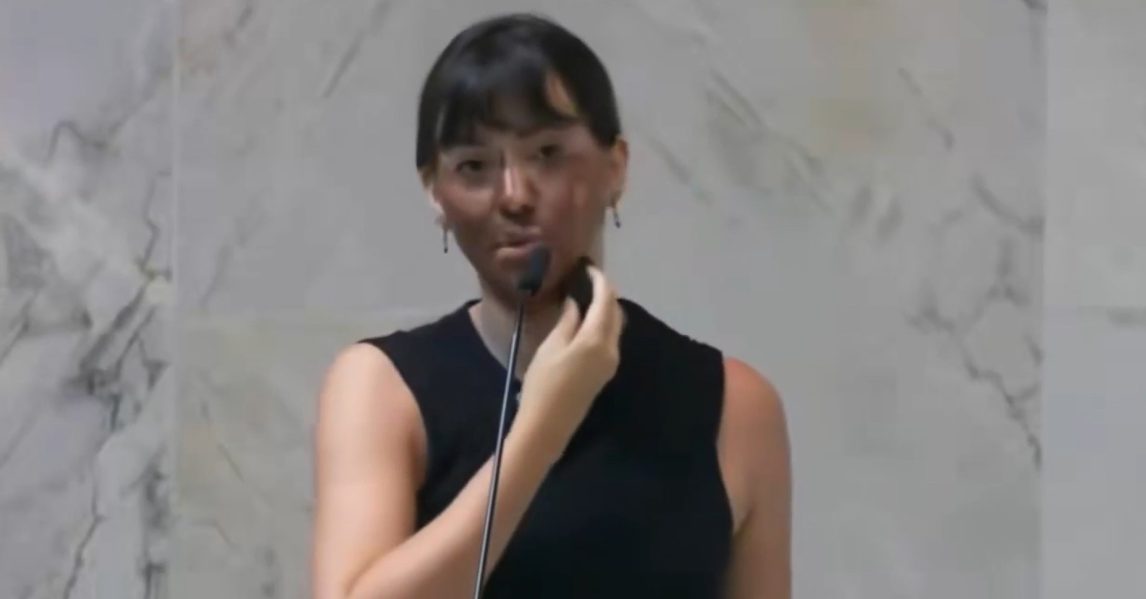 Fabiana Bolsonaro se pintó la cara de negro para protestar y pidieron su destitución por racismo