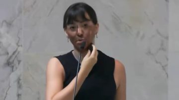 Fabiana Bolsonaro se pintó la cara de negro para protestar y pidieron su destitución por racismo