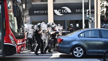 Dura represión contra los trabajadores de Fate frente a la Secretaría de Trabajo